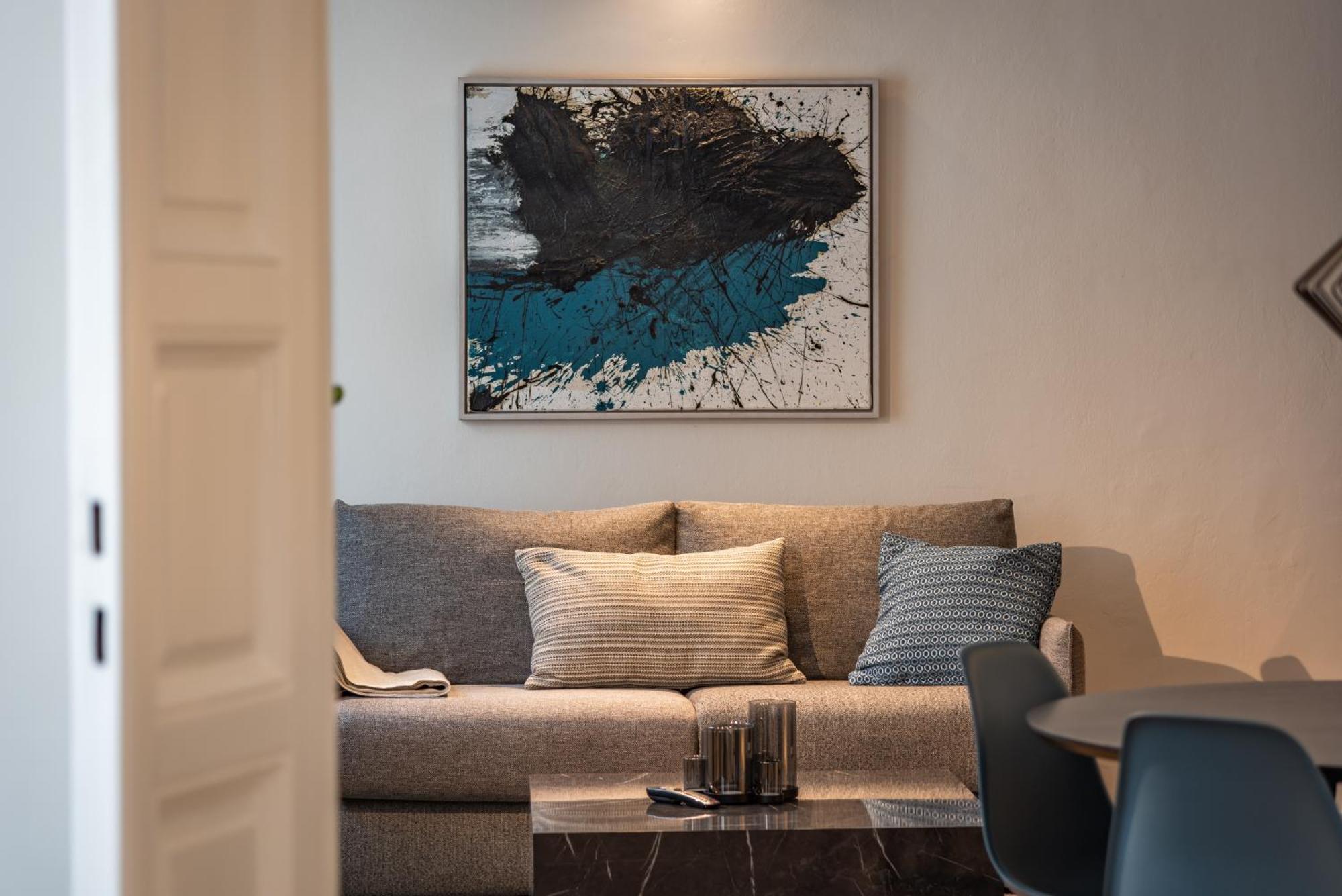 Luxury Design In Center Apartment